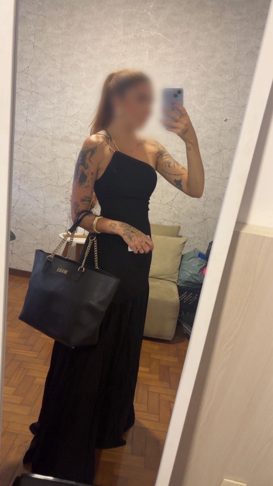 Cliente usando Vestido Vivian Preto